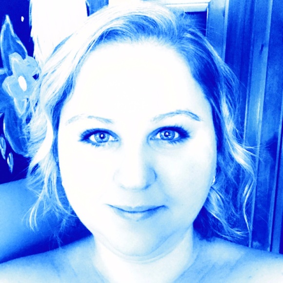 Meet your Posher, Sarah - Picture 2 of 2